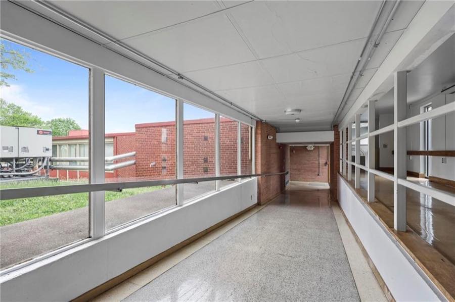 Glass connector corridor